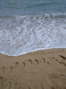 Deconstrucción de guerra 
con pequeñas olas.