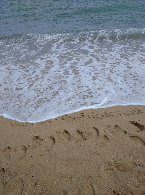 It’s as if the dreamy water motion impulsively tries to keep the shore clean and flawless.