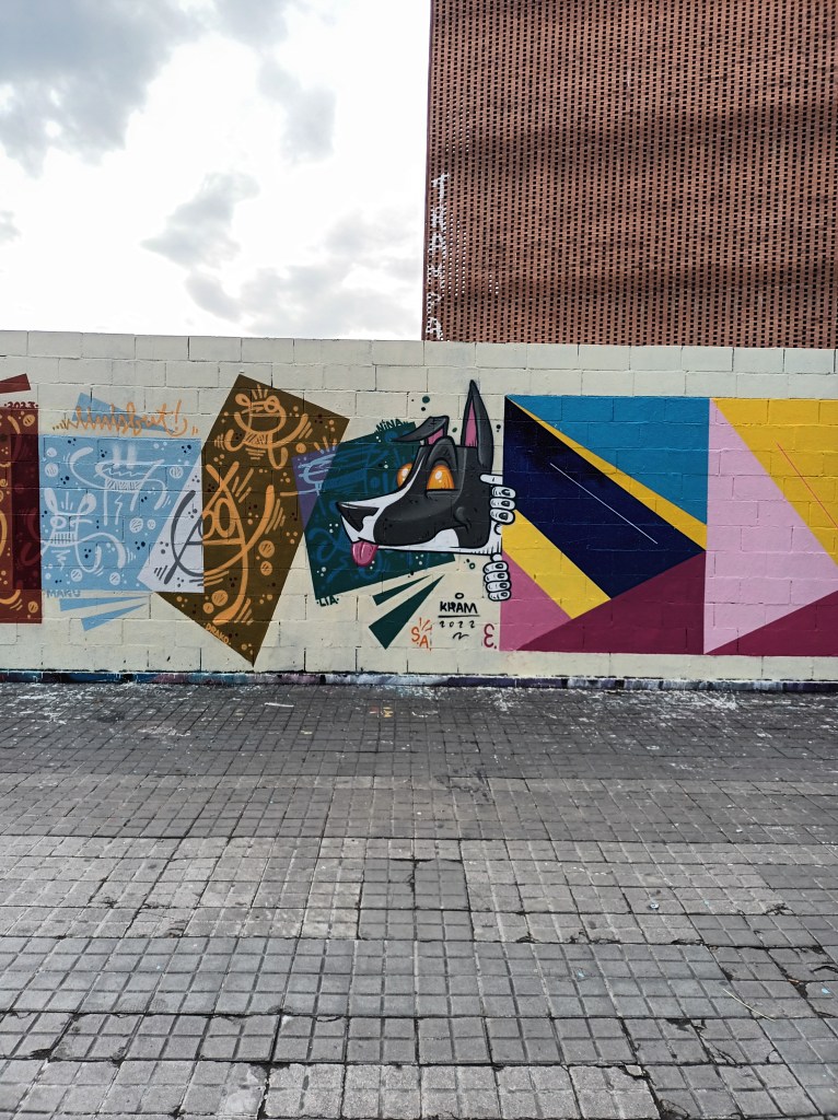 People passing by
their dogs run
to say hello